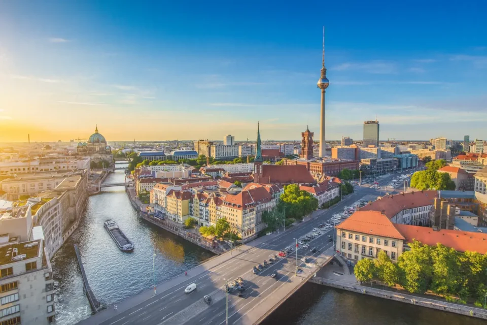 Πανοραμική θέα του Βερολίνου με τον Πύργο της Τηλεόρασης και τον Καθεδρικό Ναό, στο ηλιοβασίλεμα πάνω από τον ποταμό Σπρέε.